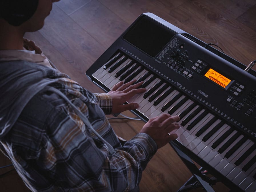Yamaha PSR-E373 keyboard with stand and adapter