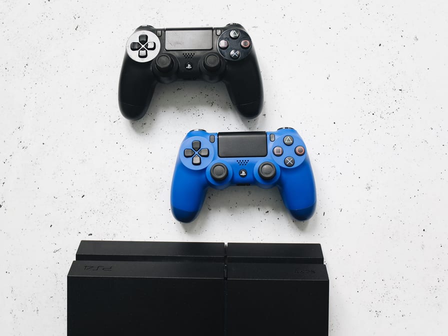 PS5 Slim disc edition + 2 controllers + 3 games